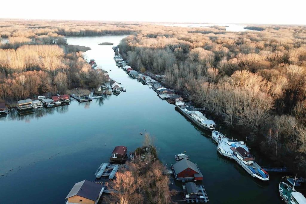 Botel Na Hrote Ostrova Dobrodruzne Byvanie Na Hausbote *